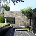 Disponible en trois couleurs : ton naturel, ton terre brune ou ton anthracite, le parement Rocky-Mountain se compose de couches de pierres de dimensions différentes, accentuant l’effet de corps et de relief d’un mur.