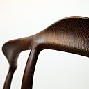 Avec la collaboration de Niels Vodder, le bois se métamorphose en une subtile torsion, pour donner une impression de légèreté, voire même de fragilité.