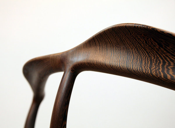 Avec la collaboration de Niels Vodder, le bois se métamorphose en une subtile torsion, pour donner une impression de légèreté, voire même de fragilité.