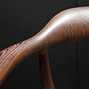 L’ébéniste travaille le bois avec sensibilité, où la forme de la chaise est une prouesse à elle toute seule, puisqu’elle dépasse les limites techniques de l’époque.