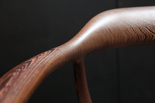 L’ébéniste travaille le bois avec sensibilité, où la forme de la chaise est une prouesse à elle toute seule, puisqu’elle dépasse les limites techniques de l’époque.