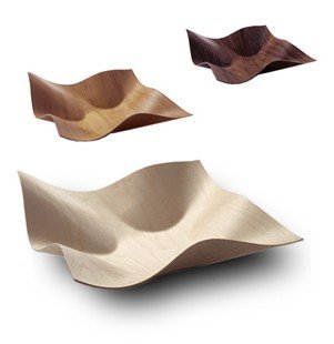 Avec une technique basée sur le principe du bois cintré, Petri Vainio travaille le bois comme une feuille de papier. Pour Showroom Finland, il s’amuse avec des essences de bois différents, pour créer un vide-poche utilitaire et design.