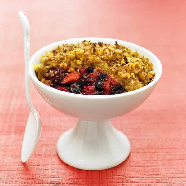 Simple et rapide à réaliser, ce crumble au fruits des bois est un bon moyen pour faire manger des fruits aux enfants.