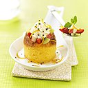 Réunir le quatre-quarts et le baba au Rhum en un seul dessert est un pari audacieux, mais réussi, grâce à la fraîcheur de la menthe et au goût acidulé des fruits.