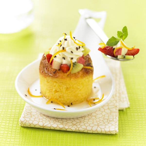 Réunir le quatre-quarts et le baba au Rhum en un seul dessert est un pari audacieux, mais réussi, grâce à la fraîcheur de la menthe et au goût acidulé des fruits.
