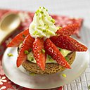 Un classique, la tartelette aux fraises se revisite dans une version plus craquante, avec un émietté de palet breton et de pistache.