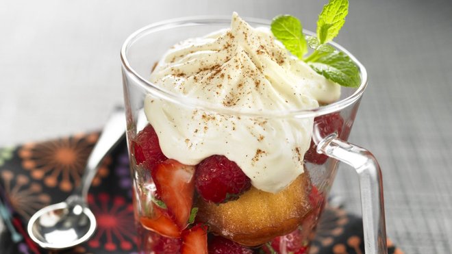 L'onctuosité du mascarpone s'allie au goût acidulé des fruits, pour une rencontre au sommet entre la madeleine lorraine et le tiramisu italien.