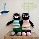 Blabla cats, Lucky & Perchance, 2 chats noirs qui aiment les hirondelles.