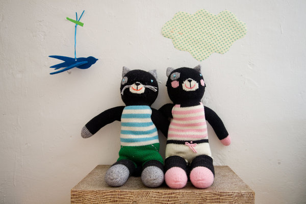 Blabla cats, Lucky & Perchance, 2 chats noirs qui aiment les hirondelles.