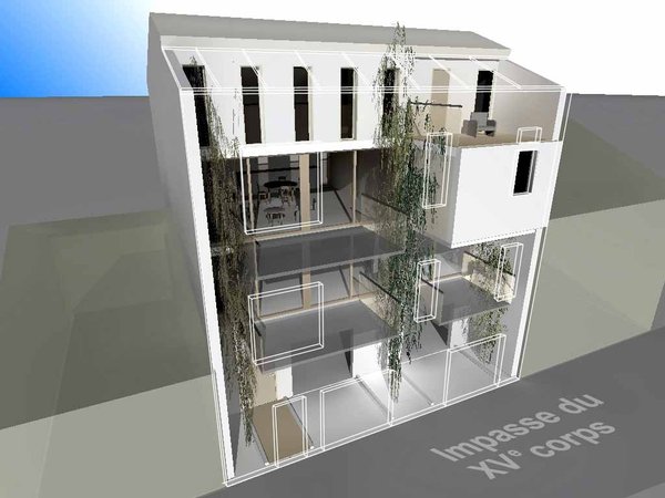 Dans la serre bioclimatique, les balcons avec caillebotis métalliques sont suspendus à 8,50 m au dessus de la dalle transparente. Les plantes grimpantes toute hauteur apportent de la fraîcheur.