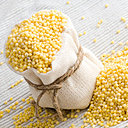 Les grains ronds et jaunes du millet ressemblent à de la grosse semoule. A la cuisson cependant, ils s'agglomèrent plus que la farine de blé dur.