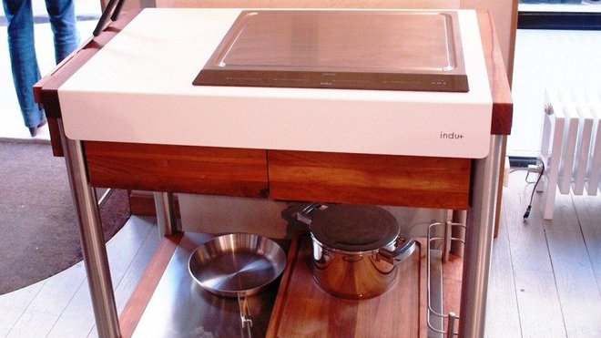 Pour profiter des beaux jours, la cuisine se déplace à l’extérieur de la maison. Avec ce meuble modulable d’Indu+, la plaque chauffante, munie de plusieurs rangements, se déplace aux grés de la météo, telle une desserte.