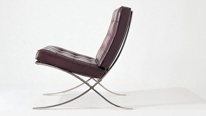 Créée en 1929, la chauffeuse Barcelona était destinée au pavillon allemand de l’Exposition internationale de Barcelone. Inspiré par la forme de la chaise curule romaine, ses coussins en cuirs offre une généreuse opulence, avec une apparence moderne soulignée par un châssis en acier.