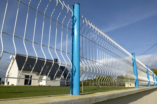 Le panneau rigide Axor se personnalise selon les envies, grâce à une palette de 200 coloris différents. Dirickx propose un système de pose, qui permet une installation sur tous les types de terrain, même les déniveler.