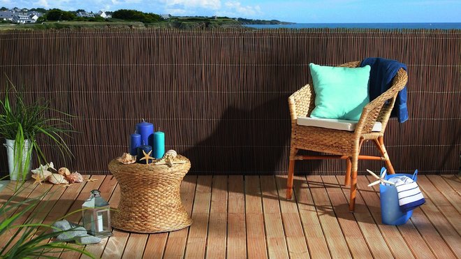 Intermas reproduit l’aspect de canisses de roseaux avec des matières plastiques recyclées, tissées brin par brin avec un fil de nilon. Ce brise-vue permet de conserver une ambiance créative au jardin.