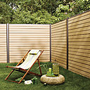 Cette clôture de chez Lapeyre est constituée de lames en bois composite, un matériau écologique. Facile d’entretien, il est garant d’une bonne durabilité de vie, avec son traitement imputrescible.