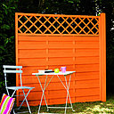 Le panneau permet de dissimuler un lieu particulier du jardin, pour plus d’intimité. Grâce au choix des coloris, il apporte une véritable touche d’originalité dans un jardin, en apportant du dynamisme.