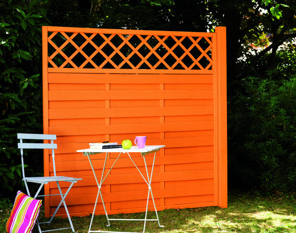 Le panneau permet de dissimuler un lieu particulier du jardin, pour plus d’intimité. Grâce au choix des coloris, il apporte une véritable touche d’originalité dans un jardin, en apportant du dynamisme.