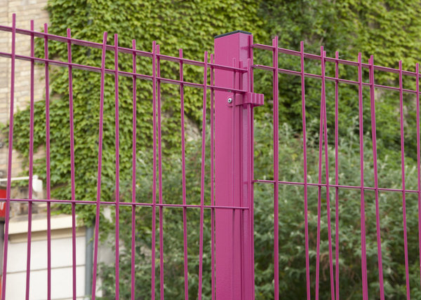 Les obliques des fils verticaux apportent du rythme à la clôture, qui apporte de l’originalité dans l’irrégularité de son grillage.