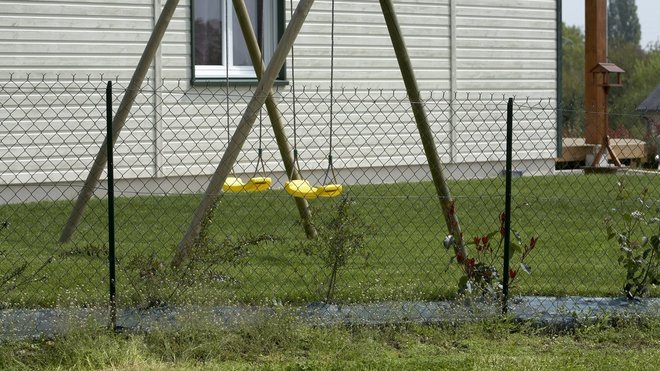 Un grillage à simple torsion est une solution traditionnelle, qui possède l’avantage de se déformer pour s’adapter à des terrains accidentés. Dirickx conseille de la recouvrir sous un mur de végétation, pour un côté plus esthétique.