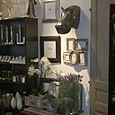 Trophées de chasse, plantes artificielles ou naturelles apportent un côté champêtre à une collection cohérente et variées. De la faïence pour les arts de la table aux cadres photos en matière naturelle, avec pour harmonie la sobriété.