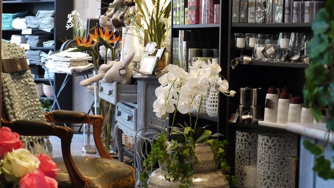 Loïc Liégey accueille dans sa boutique une sélection d’objets et de meubles, qui rappelle la caverne d’Ali Baba, du linge de table aux bougies parfumées, avec luminaires ou vases.