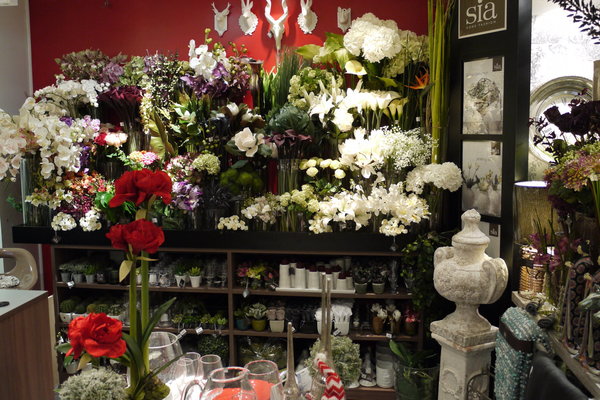 Refleurir son intérieur à l’année permet de changer l’atmosphère d’une pièce, selon la floraison et les saisons. Le grenier de Gustave propose un service à la semaine ou au mois, pour apporter des fleurs fraîches.