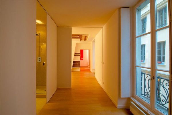Une rénovation intelligente permettant de passer de trois petites chambres communiquantes à deux belles chambres indépendantes... et un grand espace salon.