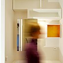 Plan vasque de la salle de bains, situé face à la douche, avec sa niche dorée pour code couleur de cet espace.