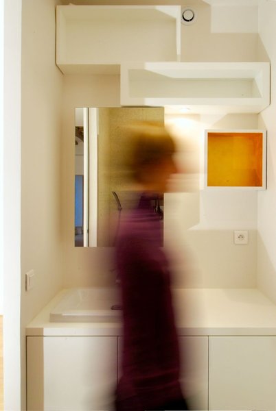 Plan vasque de la salle de bains, situé face à la douche, avec sa niche dorée pour code couleur de cet espace.