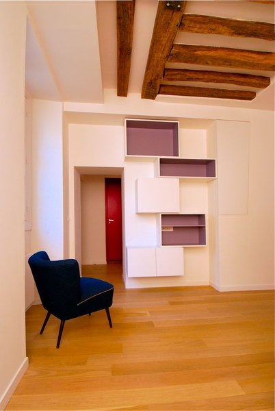 Au plafond, on a mis en valeur la poutraison.