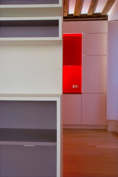 Dans les espaces de circulation, les couleurs des différents espaces se superposent dans un jeu graphique et dynamique