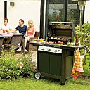 Ce barbecue allie la cuisson plancha, la cuisson traditionnelle et la cuisson four, pour des plats qui satisfont petits et grands. Modèle Genesco 3 Classic L, chez Campingaz.
