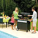 Le barbecue Othello, de la marque Campingaz, dispose d'une surface de cuisson mixte : plaque contact pour saisir légumes, poissons, viandes émincées, crustacés, et grille pour les saucisses, côtes de bœuf et grillades traditionnelles. Un réchaud latéral s'ajoute à cet espace, qui permet de cuisiner pour 23 personnes !