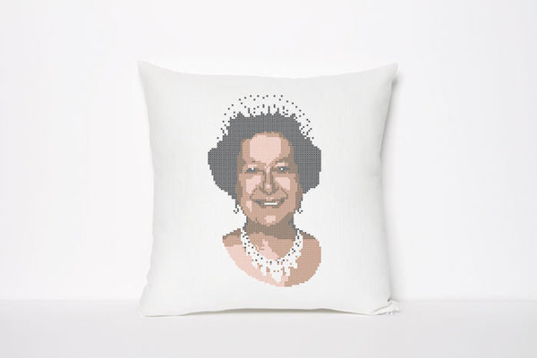 Sa très gracieuse Majesté... imprimée sur un coussin. François Clerc, pour Domestic.