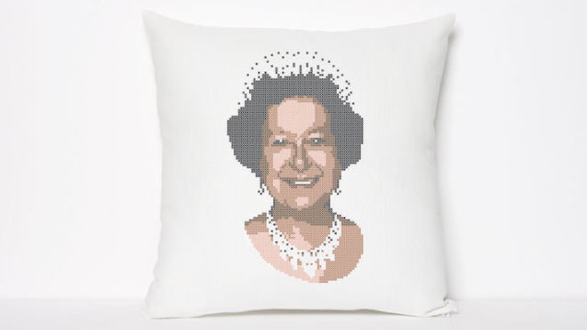 Sa très gracieuse Majesté... imprimée sur un coussin. François Clerc, pour Domestic.