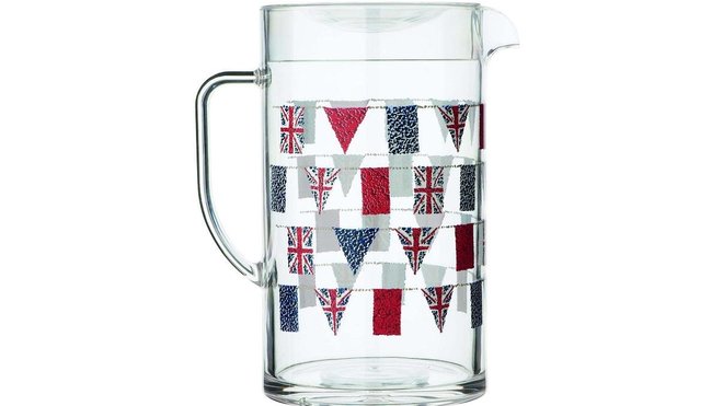 Pour son retour à Paris, et sur les Champs Elysées, Marks & Spencer célèbre plus que dignement le jubilé de la Reine; carafe, boîtes de biscuits...