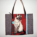 Chat siamois, tweed et canevas avec grigri en plastique bleu et marron, ruban de velours ancien bleu pâle et intérieur lurex bleu, anses en croûte noir rivetées.