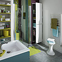 A partir d’une nuance de vert, les couleurs de la salle de bains se déclinent dans une harmonie de couleurs contrastées. Une touche originale qui apporte de la gaieté à une pièce souvent un peu trop froide.