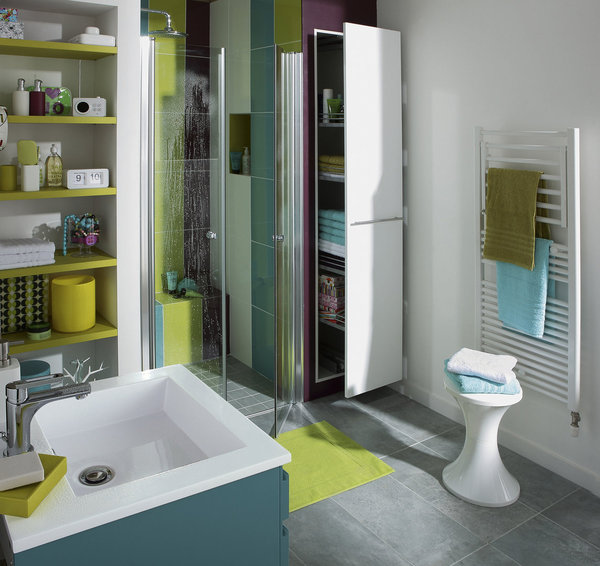 A partir d’une nuance de vert, les couleurs de la salle de bains se déclinent dans une harmonie de couleurs contrastées. Une touche originale qui apporte de la gaieté à une pièce souvent un peu trop froide.