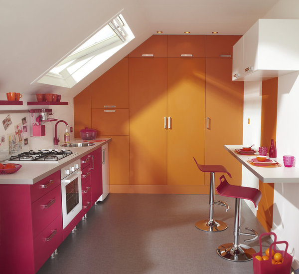 Un sentiment de dynamisme est au cœur de cette cuisine, où le rouge et l’orange s’unissent, pour apporter du rythme aux différents éléments de la pièce. De quoi réveiller les esprits embrumés par le sommeil, pendant les petits déjeuners.