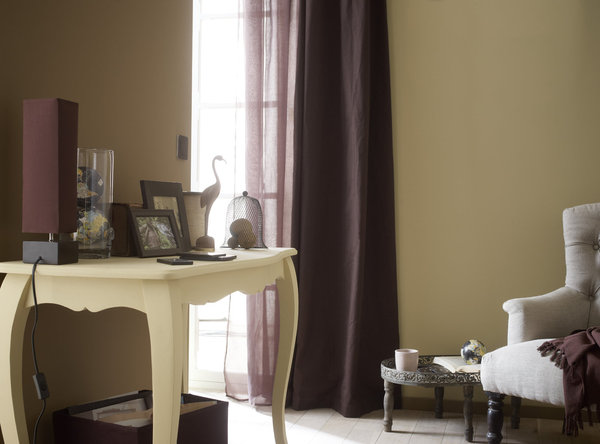 L’élégance est assurée par une harmonie de couleurs ton sur ton, autour du brun. Pour donner une impression d’espace, il est conseillé de privilégier les couleurs claires pour les murs alors que les couleurs sombres siéent mieux aux objets de décoration.