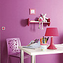 Pour une chambre de petite fille, le rose est le choix classique par excellence, en apportant de la bonne humeur à la pièce. Le ton sur ton permet d’accentuer sur la forte symbolique d’une nuance de couleurs, qui permet de voir la vie en rose.