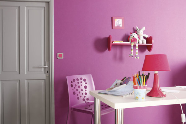 Pour une chambre de petite fille, le rose est le choix classique par excellence, en apportant de la bonne humeur à la pièce. Le ton sur ton permet d’accentuer sur la forte symbolique d’une nuance de couleurs, qui permet de voir la vie en rose.