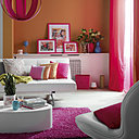 On dit oui à cette pièce colorée, qui mixent les couleurs avec complémentarité par leur intensité de valeur. La Collection Maison permet d’harmoniser simplement les coloris selon la fantaisie et sans faute de goût.