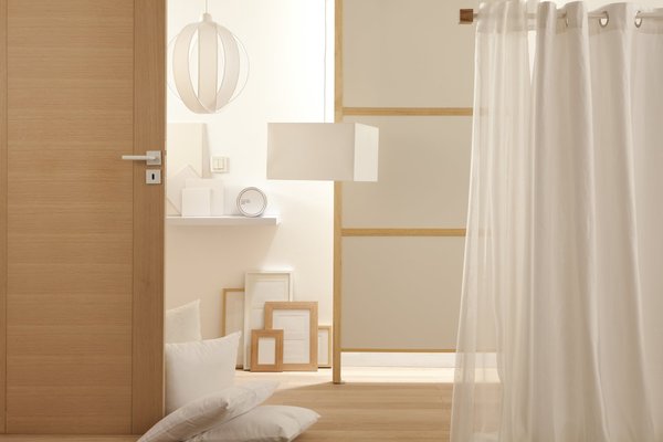 Les matières ne sont pas en reste avec un choix de quatre décors matières : le chêne naturel, le bois blanchi, l’ardoise et le béton. Une harmonie qui permet d’associer les couleurs à une décoration-matière brut.