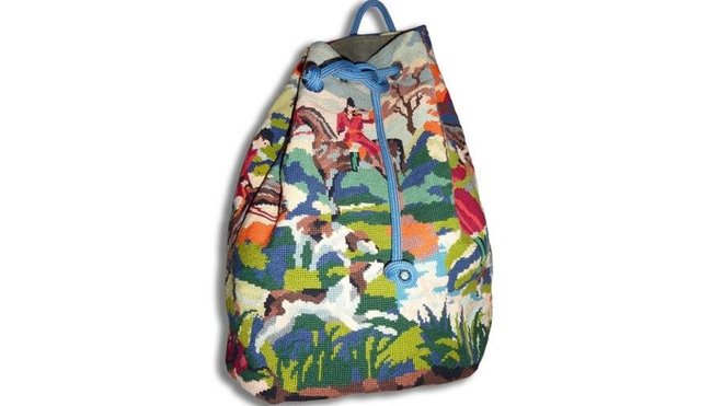 Grand sac marin, contrastant avec le thème de la chasse à courre très coloré, doublé d'une toile de lin imperméabilisé kaki de l'armée, les anses sont en cordage de varappe bleu.