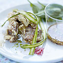 Pierre-Sang Boyer travaille la pintade, dans une version sautée, avec un accompagnement de légumes. Les épices et les aromates viennent vivifier le goût de la volaille, pour une touche d'exotisme.