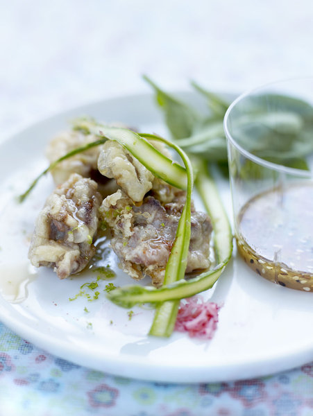 Pierre-Sang Boyer travaille la pintade, dans une version sautée, avec un accompagnement de légumes. Les épices et les aromates viennent vivifier le goût de la volaille, pour une touche d'exotisme.