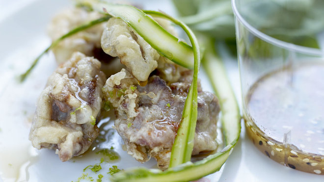 Pierre-Sang Boyer travaille la pintade, dans une version sautée, avec un accompagnement de légumes. Les épices et les aromates viennent vivifier le goût de la volaille, pour une touche d'exotisme.
